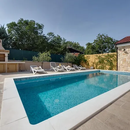 Lukas Und Ana Mit Schwimmbad By Interhome Pinezići