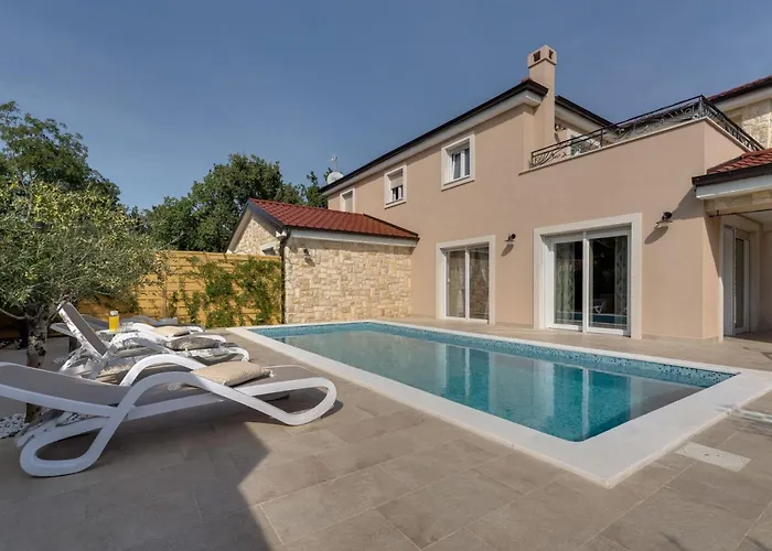Lukas Und Ana Mit Schwimmbad By Interhome * Pinezići