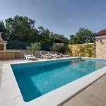 Lukas Und Ana Mit Schwimmbad By Interhome Pinezići