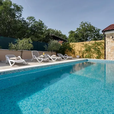 Lukas Und Ana Mit Schwimmbad By Interhome Case de vacanță