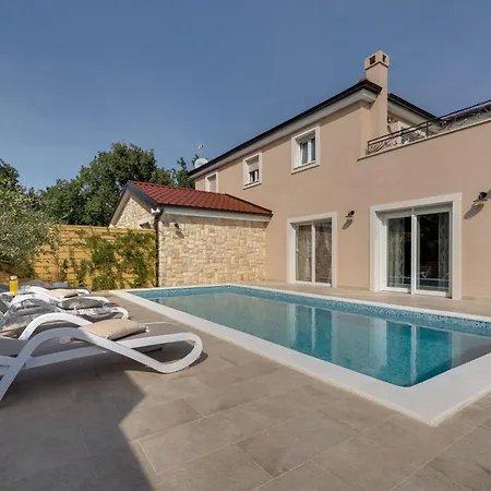 Lukas Und Ana Mit Schwimmbad By Interhome * Pinezići