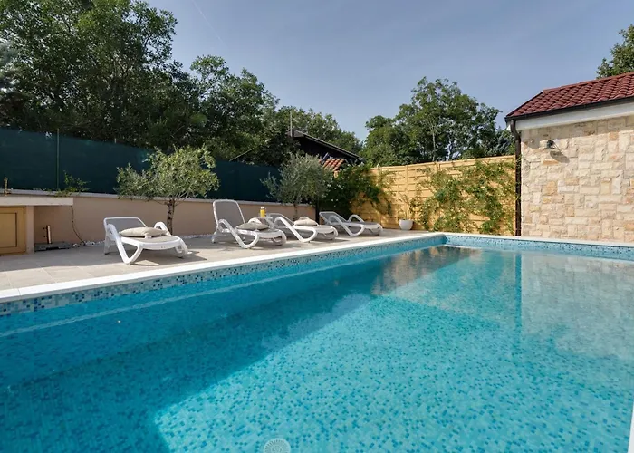 Lukas Und Ana Mit Schwimmbad By Interhome Case de vacanță