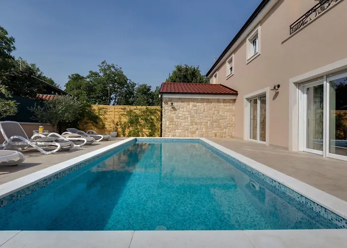 Lukas Und Ana Mit Schwimmbad By Interhome * Pinezići