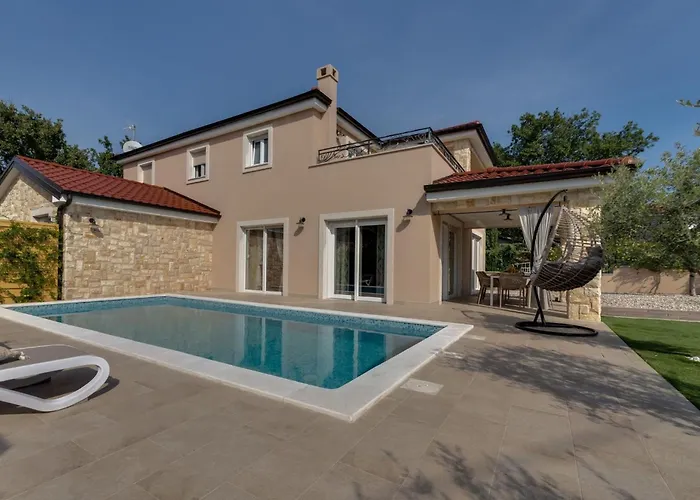 Lukas Und Ana Mit Schwimmbad By Interhome Case de vacanță