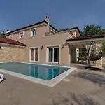 Lukas Und Ana Mit Schwimmbad By Interhome بيت للعطل