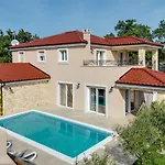 Lukas Und Ana Mit Schwimmbad By Interhome بيت للعطل Pinezići
