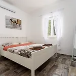 Lukas Und Ana Mit Schwimmbad By Interhome بيت للعطل