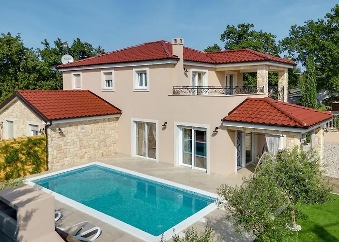 Lukas Und Ana Mit Schwimmbad By Interhome Сasa de vacaciones Pinezići