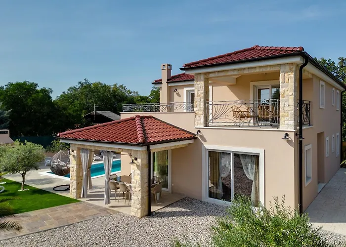 Lukas Und Ana Mit Schwimmbad By Interhome Сasa de vacaciones Pinezići